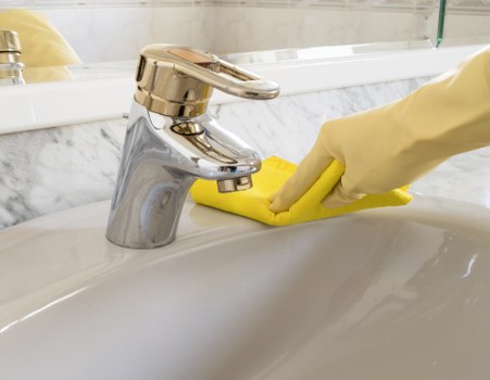 Local oven cleaner working in a residential N8 property